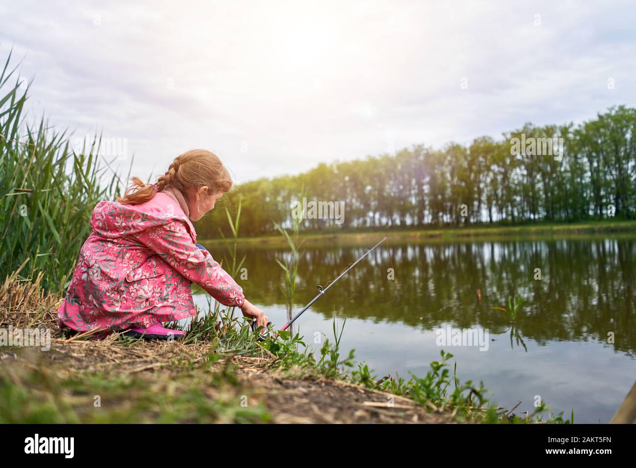 Petite fille de la pêche sur le lac Banque D'Images