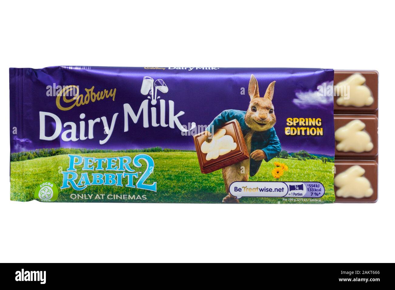 Cadbury Dairy Milk Spring Edition Peter Rabbit 2 barre de chocolat ouvert pour afficher contenu isolé sur fond blanc Banque D'Images