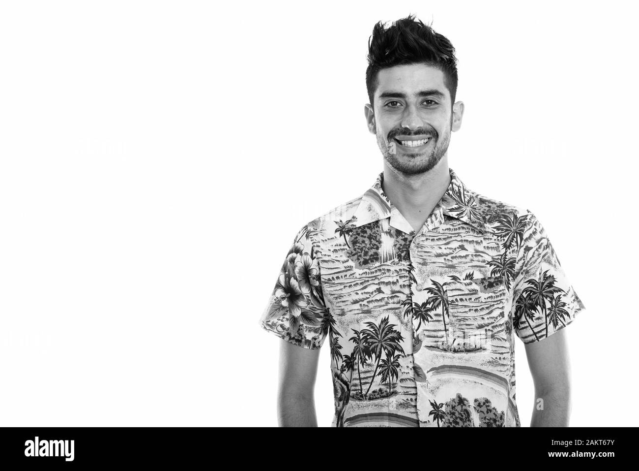Studio shot of young happy man smiling touristiques persan Banque D'Images