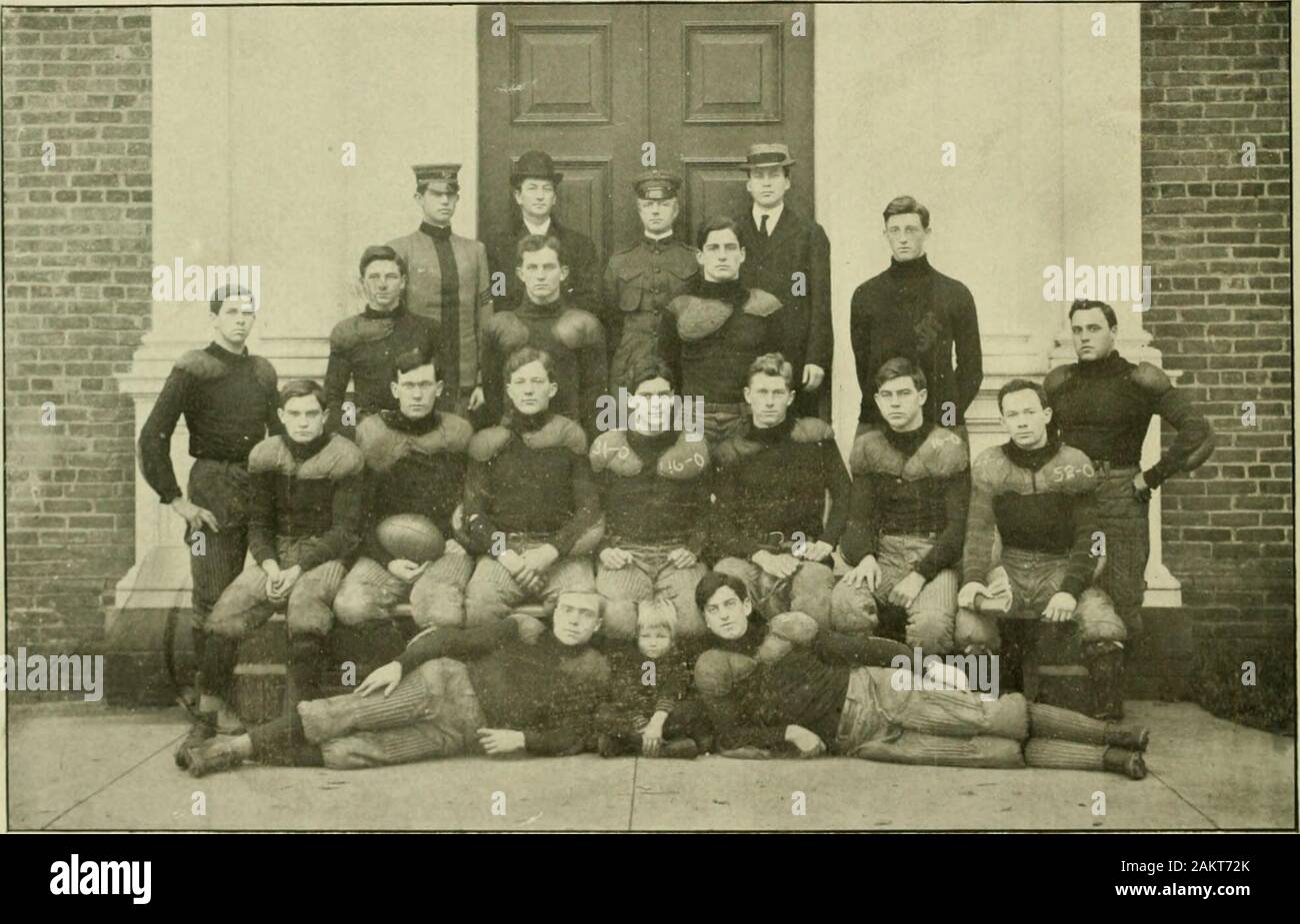 Terra Mariae . c. L'équipe de football, 1907 F. E. D'ÉTANCHÉITÉ, le Manager. H. McAlpine, 09 à l'extrémité droite. E. Hauvf.r. 10 Droit de s'attaquer. QuiMBY, 08 ; Baldwin, 10 Droit de protection. L. L. Harrell, OS--. Centre. H. E. Wilson, 10 gauche (luard. R. E. Jones, s'attaquer à gauche 09. C. T. Johnson, 09 Extrémité gauche. J. BosLEY, quart-arrière 09. H. RuHL, 10 Droit Halfback. E., WareiEld 09 Halfback gauche. W.M. Hauver,, 08. SLBSTITLTES.H. Tarbert, 08, fin. J. Miller, OS, Garde côtière canadienne. Saint lohns. Des scores. 4, 0, GAG .:n . 8.K). 0,21 Iniversity de Virginie 33 United States Naval Academy. ... 13 Mount St Marys College 6 Franklin et Marshall Colleg Banque D'Images