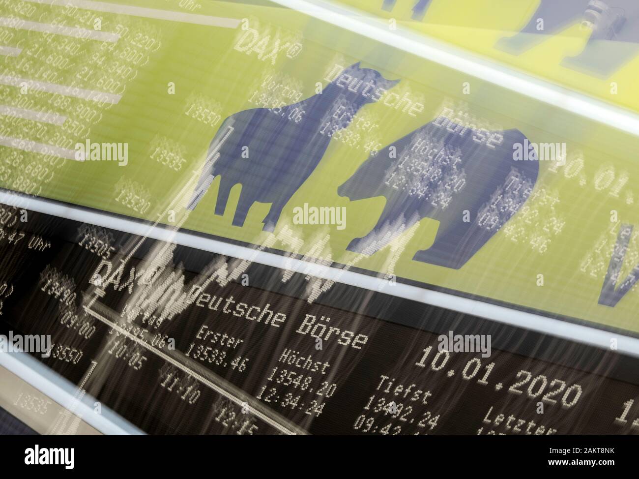 10 janvier 2020, Hessen, Frankfurt/Main : La courbe du DAX à la Bourse de Francfort intègre les symboles de Bull and Bear (tourné avec la caméra en mouvement délibérément au cours de l'exposition). La Deutsche Aktien-Index a eu un effet positif pour la journée, et prend une autre étape vers un niveau record. Photo : Boris Roessler/dpa Banque D'Images