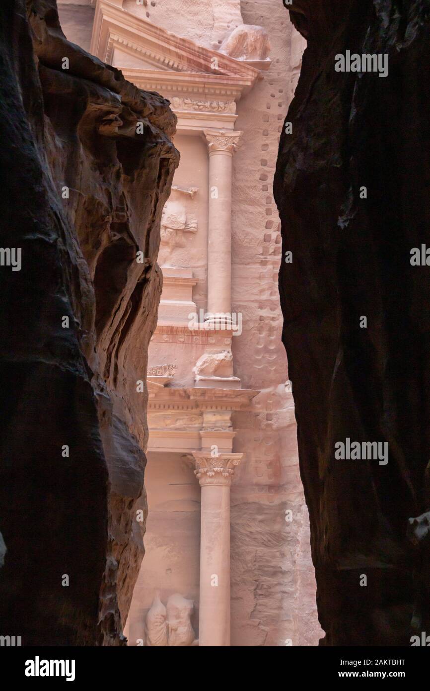 Petra, Jordanie. 19 Oct, 2018. Vue de la maison du trésor Khazne al-Firaun dans le rocher de grès rouge ville de Petra. Le bâtiment, ornée de colonnes, est d'environ 40 mètres de haut et une attraction touristique. Les fouilles ont révélé que l'intérieur contient le mausolée de l'une des familles royales des Nabatéens. En fonction de l'information jordanien, un million de personnes ont visité le site du patrimoine culturel mondial pour la première fois dans l'année. Credit : Stephan Schulz/dpa-Zentralbild/ZB/dpa/Alamy Live News Banque D'Images