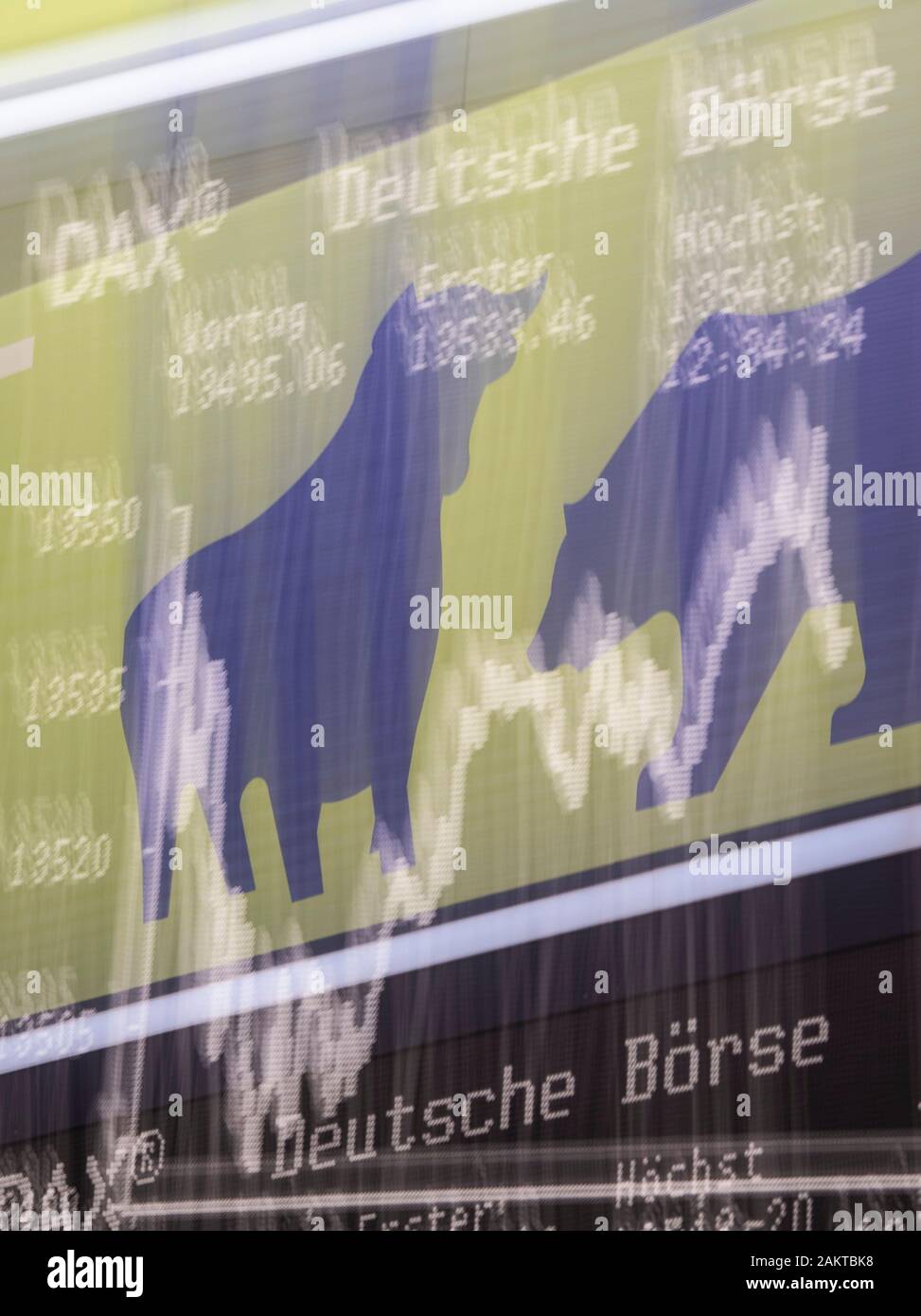 10 janvier 2020, Hessen, Frankfurt/Main : La courbe du DAX à la Bourse de Francfort intègre les symboles de Bull and Bear (tourné avec la caméra en mouvement délibérément au cours de l'exposition). Le DAX avait un début de la journée de négociation. Photo : Boris Roessler/dpa Banque D'Images