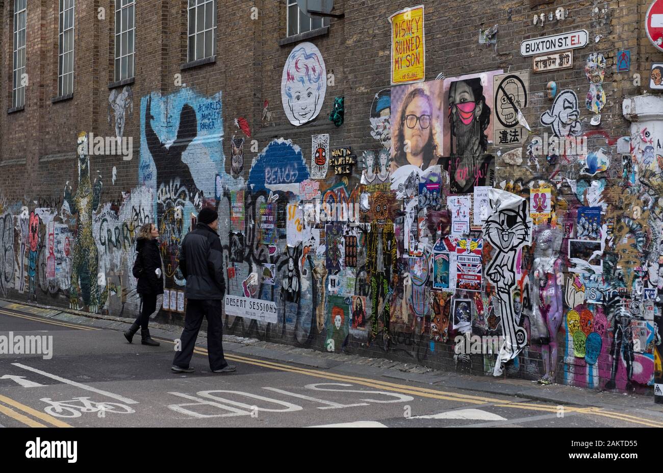 Les Personnes Qui Consultent Graffiti/Wall Art East End Londres Banque D'Images