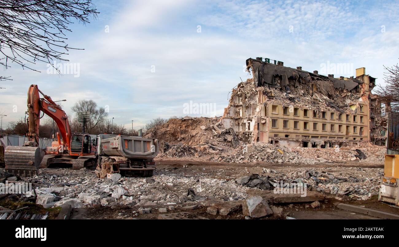 Cracovie, Pologne - 17 décembre 2019: Démolition d'un vieux bâtiment de bureau, appelé Elbud de manière traditionnelle, à l'aide de pelles hydrauliques, de bulldozers et d'autres de Banque D'Images
