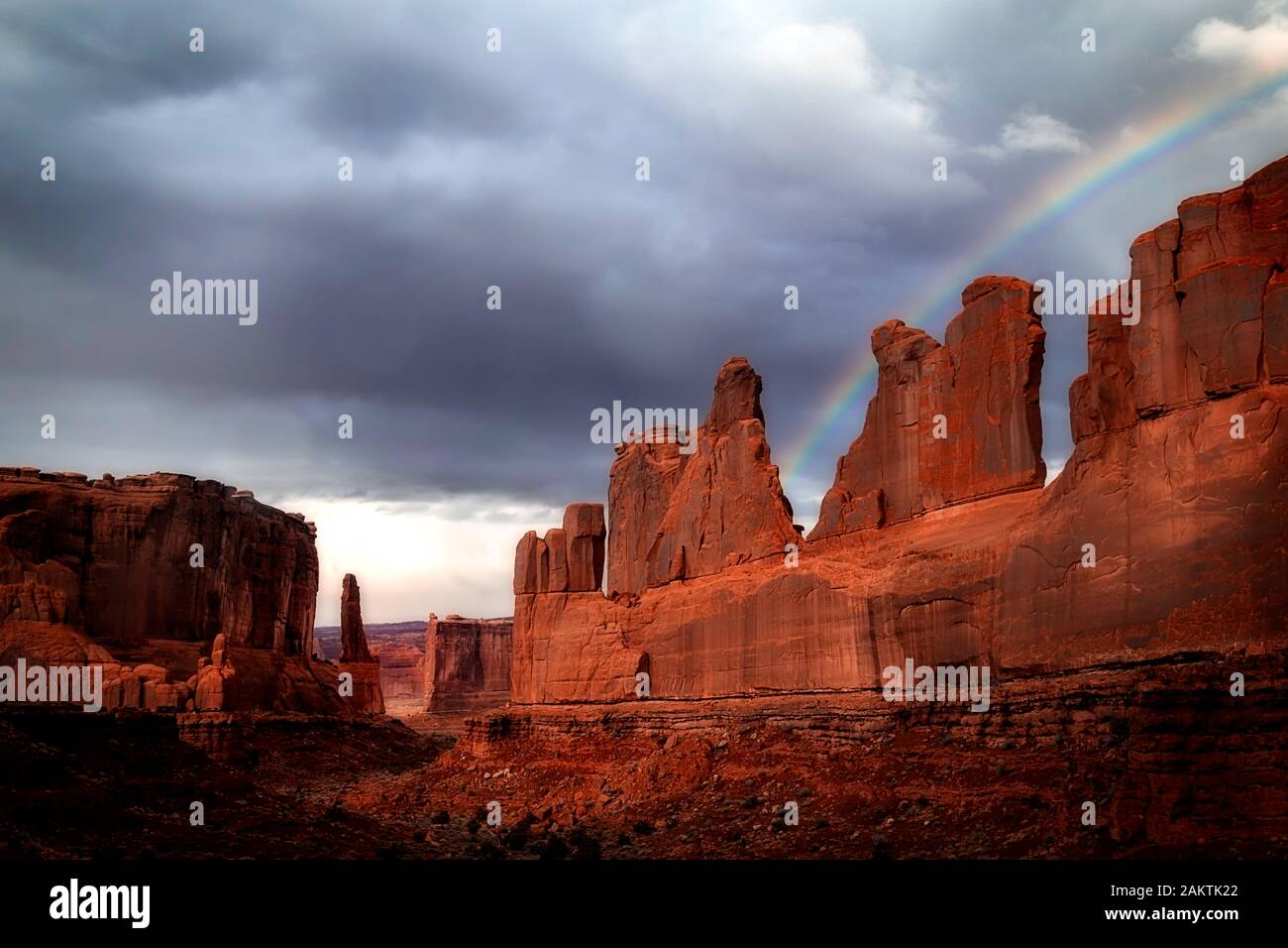 L'arc-en-ciel apparaît après la tempête au-dessus du point de vue de Park ave dans le parc national d'Arches Banque D'Images