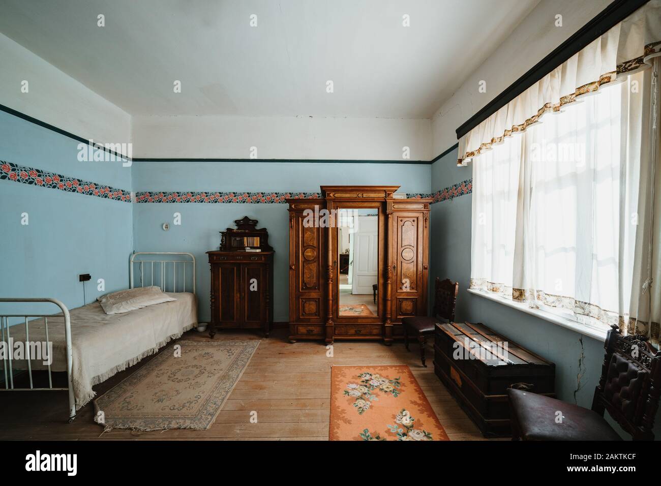 De l'intérieur bleu colonial chambre à coucher avec lit double et d'étagères Banque D'Images