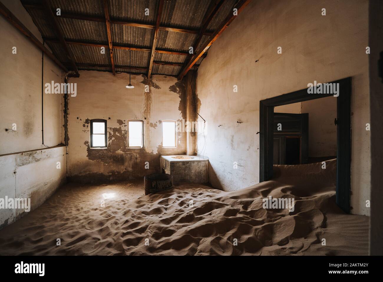 Ancien bâtiment industriel abandonné lentement rempli de sable Banque D'Images