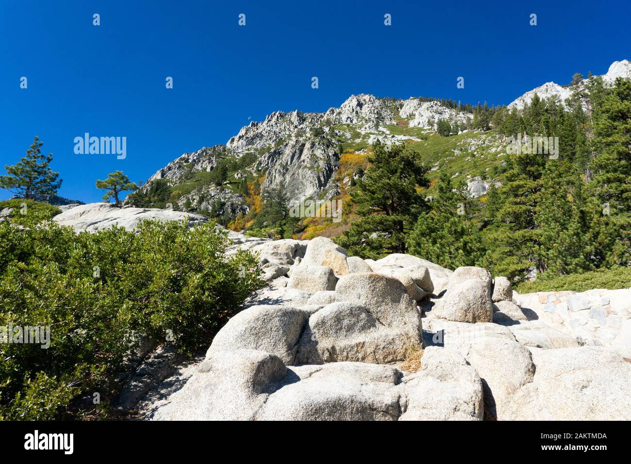Les visiteurs du parc national d'Emerald Bay, du lac tahoe peuvent faire de la randonnée dans les montagnes, nager dans les lacs, faire du kayak, de la plongée sous-marine, faire du bateau et visiter. Banque D'Images