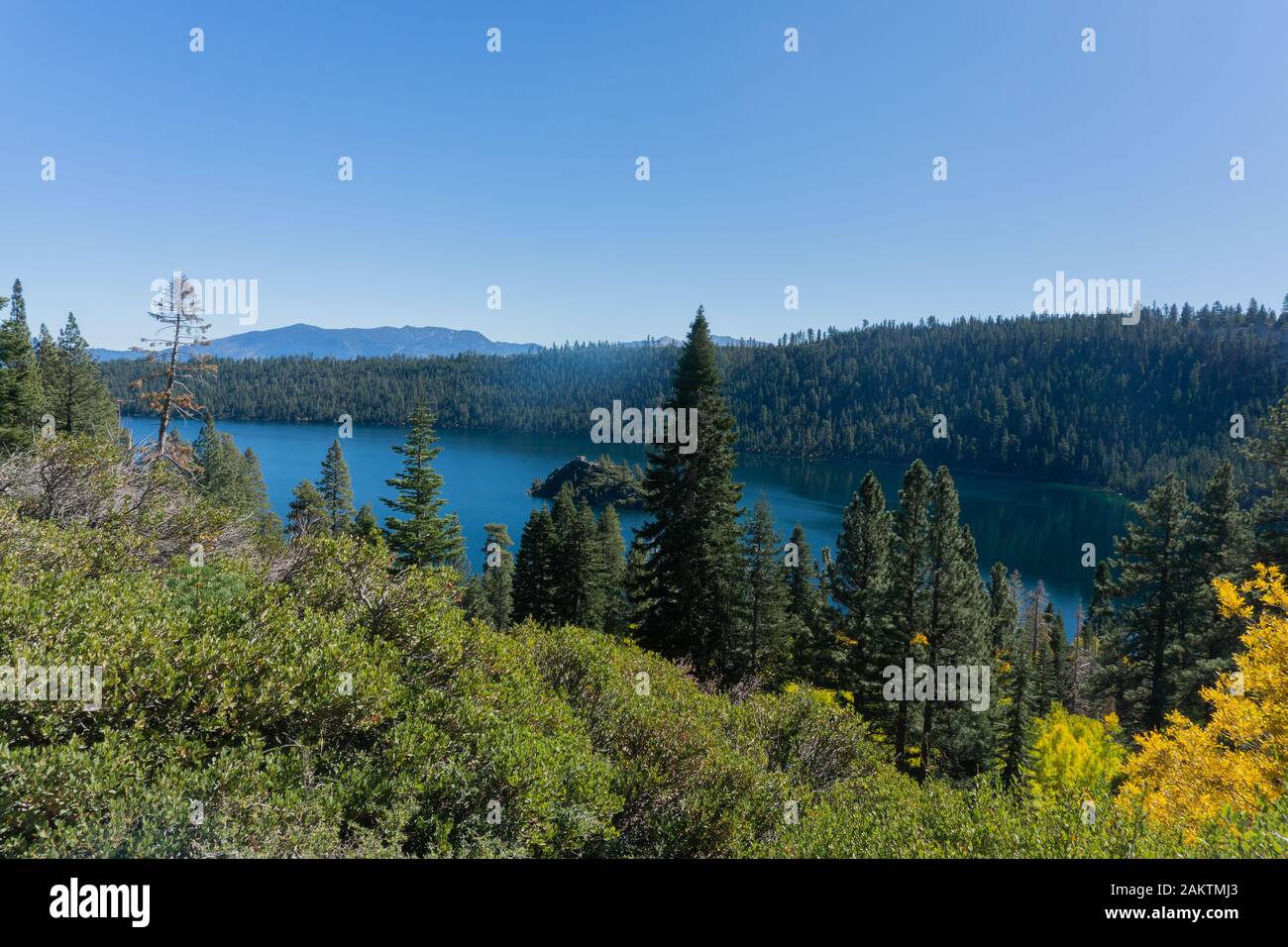 Les visiteurs du parc national d'Emerald Bay, du lac tahoe peuvent faire de la randonnée dans les montagnes, nager dans les lacs, faire du kayak, de la plongée sous-marine, faire du bateau et visiter. Banque D'Images