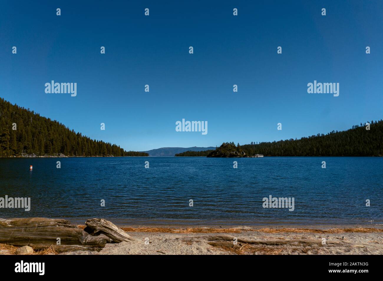 Les visiteurs du parc national d'Emerald Bay, du lac tahoe peuvent faire de la randonnée dans les montagnes, nager dans les lacs, faire du kayak, de la plongée sous-marine, faire du bateau et visiter. Banque D'Images
