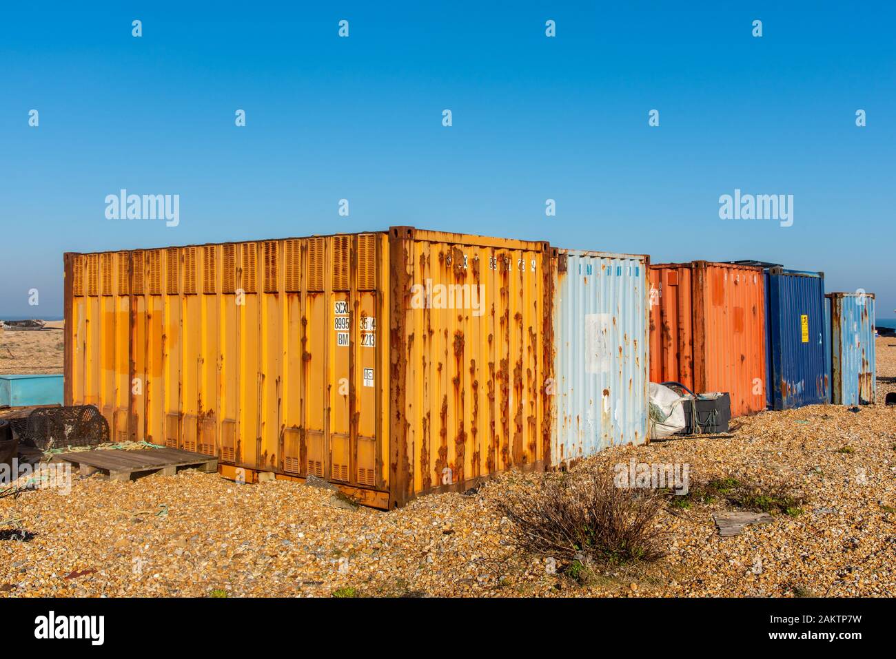 Vieux metail conteneurs sur la plage à Dungeness, Kent, UK Banque D'Images