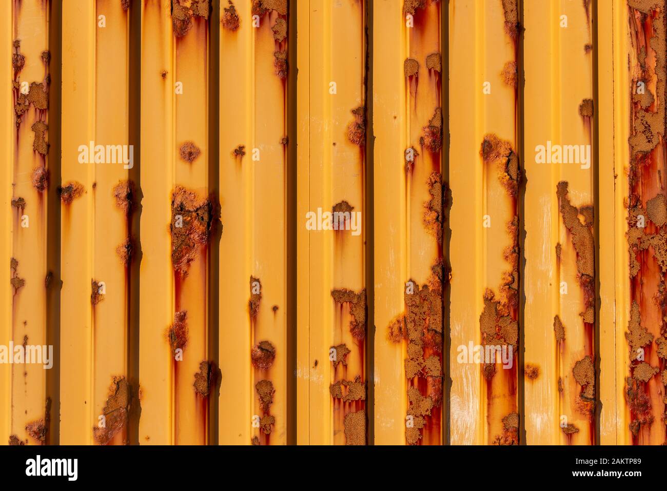 Texture de vieux conteneurs metail sur la plage à Dungeness, Kent, UK. Peut être utilisé comme arrière-plan. Banque D'Images