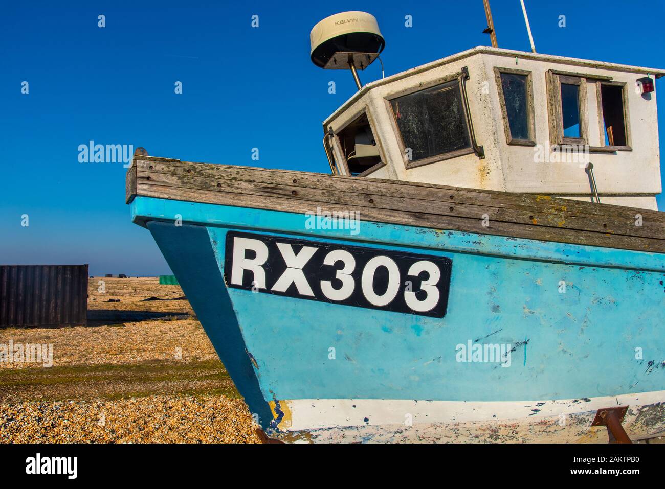 DUNGENESS, Kent, UK - 15FEB2019 : RX303 bateau de pêche sur la plage à Dungeness. Banque D'Images
