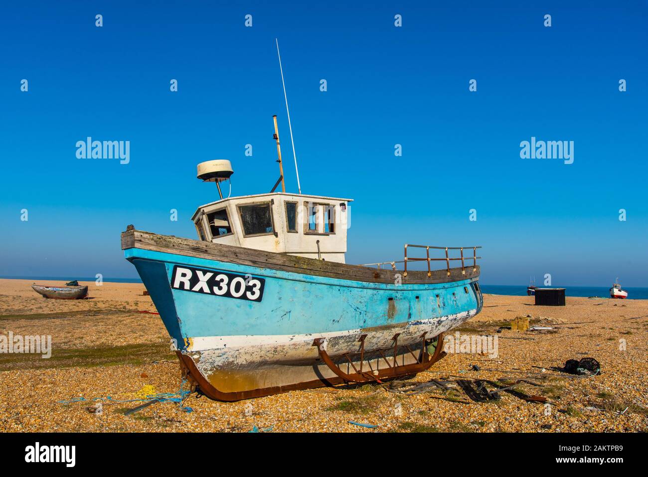 DUNGENESS, Kent, UK - 15FEB2019 : RX303 bateau de pêche sur la plage à Dungeness. Banque D'Images