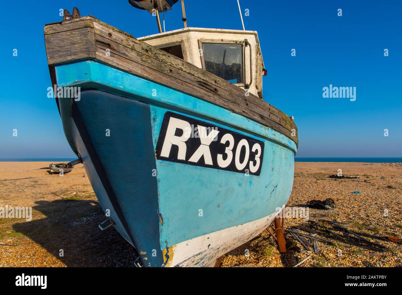 DUNGENESS, Kent, UK - 15FEB2019 : RX303 bateau de pêche sur la plage à Dungeness. Banque D'Images