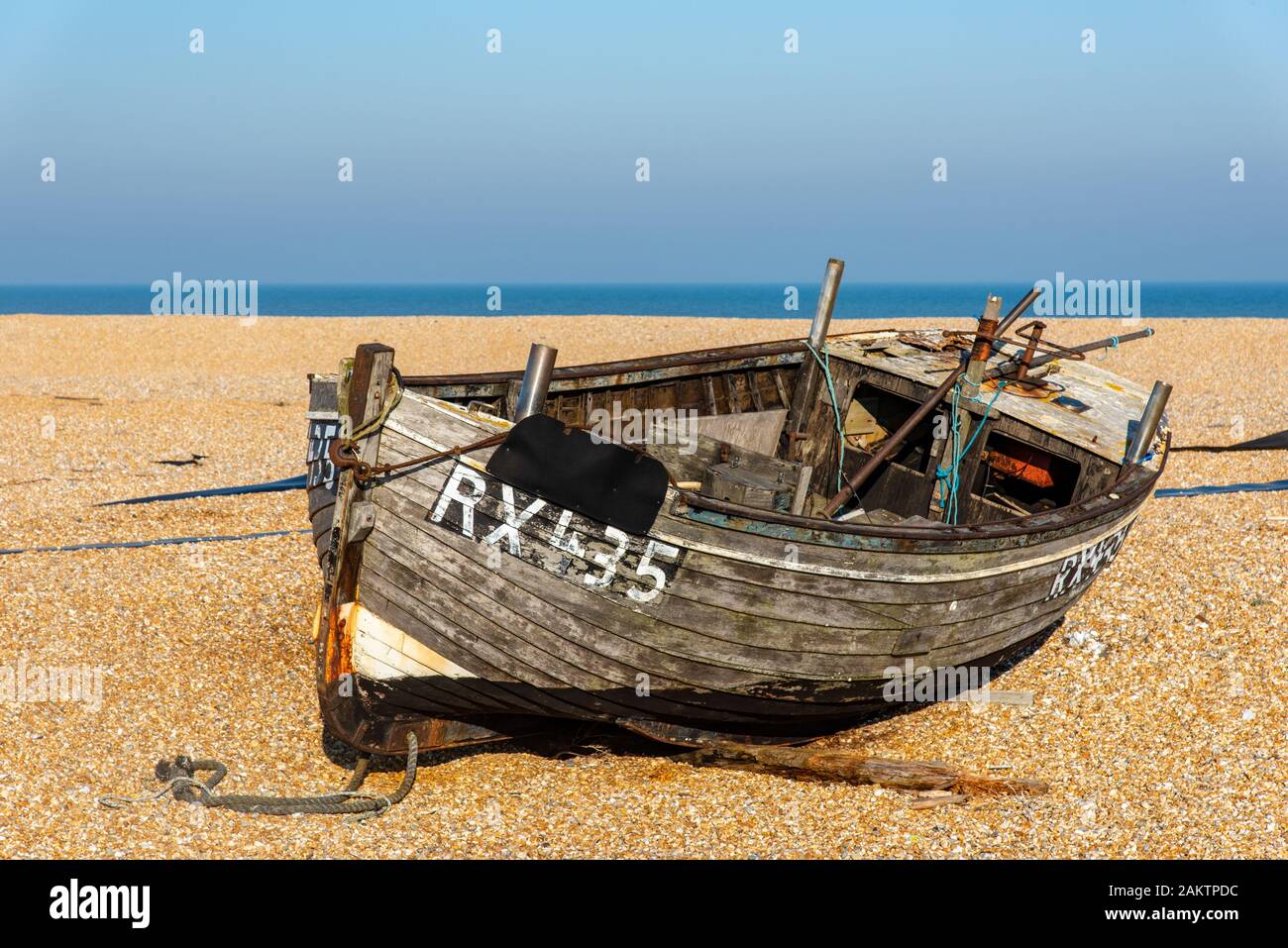DUNGENESS, Kent, UK - 15FEB2019 : RX435 bateau de pêche sur la plage à Dungeness. Banque D'Images