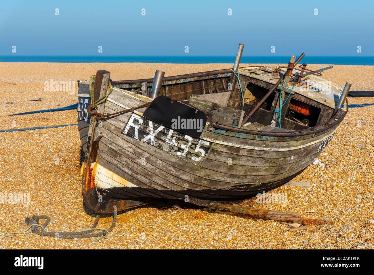 DUNGENESS, Kent, UK - 15FEB2019 : RX435 bateau de pêche sur la plage à Dungeness. Banque D'Images