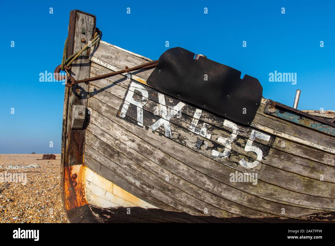 DUNGENESS, Kent, UK - 15FEB2019 : RX435 bateau de pêche sur la plage à Dungeness. Banque D'Images