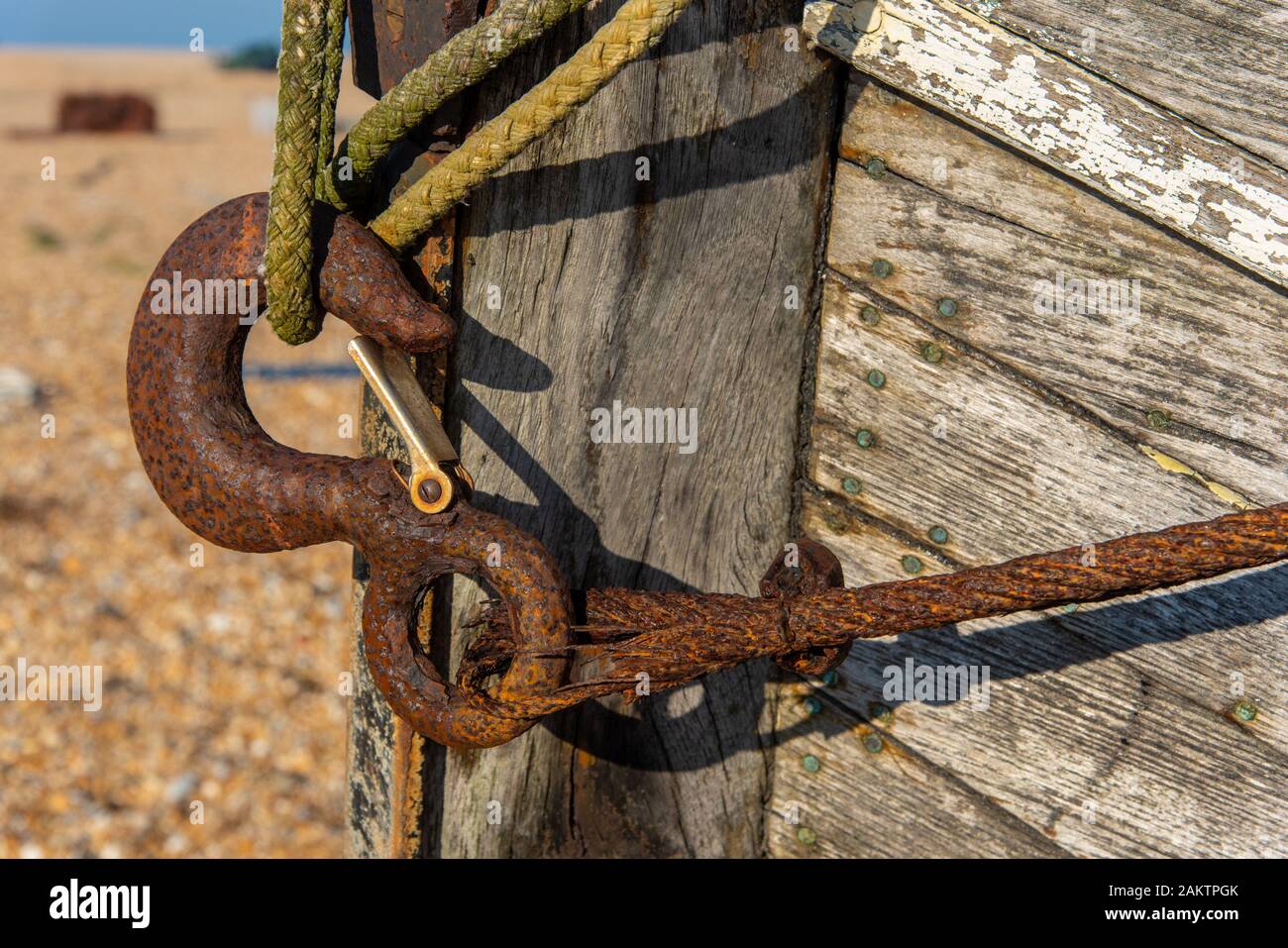 Old rusty hook et l'aussière sur un bateau de pêche au crabe dormeur, Kent, UK Banque D'Images