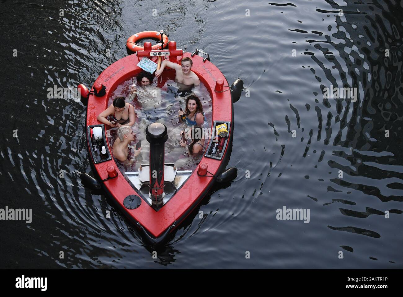 Les gens prennent un tour dans un bain à remous en bateau quai West India Quay, l'Est de Londres. PA Photo. Photo date : vendredi 10 janvier 2020. Crédit photo doit se lire : Victoria Jones/PA Wire Banque D'Images