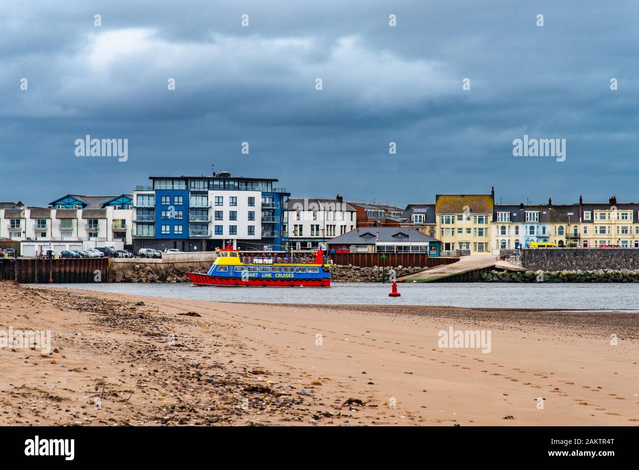 EXMOUTH, Devon, UK - 5MAR2019 : Stuart Line Cruises navire de plaisance en passant par l'étroit canal d'eau entre Dawlish Warren et ERxmouth, à t Banque D'Images