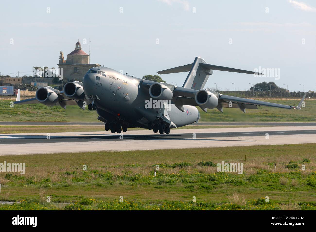 Royal Air Force Boeing C-17A Globemaster III (REG : ZZ178) de la piste 31 de levage après une nuit d'arrêt de carburant. Banque D'Images
