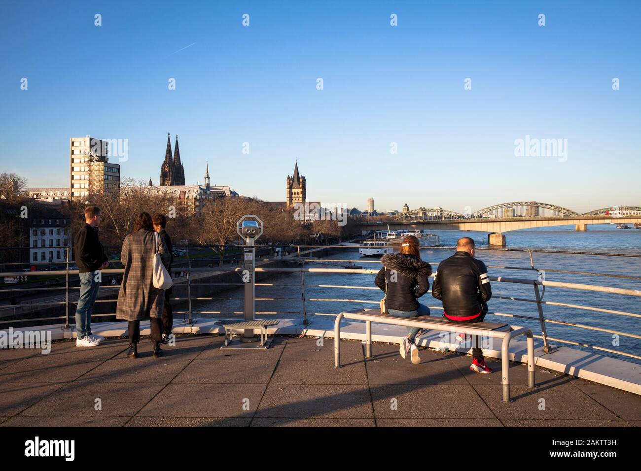 Les gens sur le pont d'observation du musée du chocolat à l'Rheinau harbour, vue de la cathédrale et l'église Saint Martin brut, Cologne, Allemagne Banque D'Images