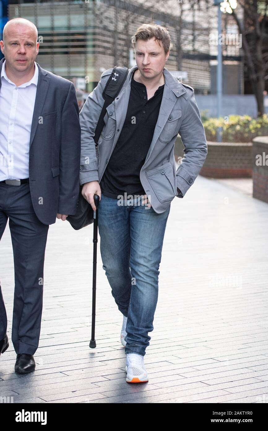 Ancien officier de police, Richard Williams (à droite), les feuilles de la Crown Court de Southwark, Londres, après avoir reçu une peine de prison avec sursis pour avoir escroqué la Police métropolitaine de 100 000 livres de congés maladie. Banque D'Images