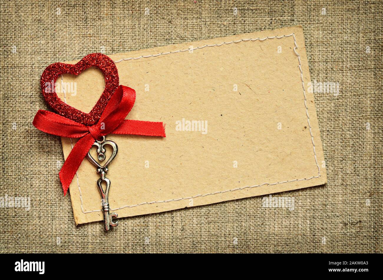 Carte de voeux avec ruban rouge et une clé sur toile de fond de la Saint-Valentin Banque D'Images