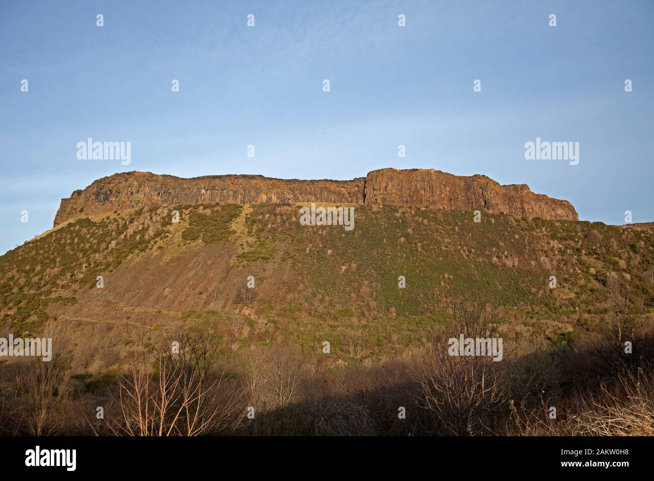 Edinburgh, Ecosse, Royaume-Uni. 10 janvier 2020. Le corps d'un homme a été découvert dans l'Holyrood Park près de Arthur's Seat et Salisbury Crags à Édimbourg. N'a pas encore été confirmée par la police, mais il peut être un homme qui a été vu pour la dernière fois le 2 janvier 2020. Un porte-parole de la police a déclaré : "l'Ecosse de la police a été appelée à Salisbury Crags à Édimbourg peu après 14h00 le vendredi 10 janvier après le corps d'un homme a été trouvé dans la région. 'L'homme a été déclaré mort à la scène et d'enquêtes sont en cours. Les services d'urgence étaient présents.' Banque D'Images