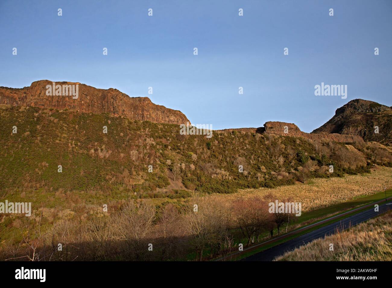 Edinburgh, Ecosse, Royaume-Uni. 10 janvier 2020. Le corps d'un homme a été découvert dans l'Holyrood Park près de Arthur's Seat et Salisbury Crags à Édimbourg. N'a pas encore été confirmée par la police, mais il peut être un homme qui a été vu pour la dernière fois le 2 janvier 2020. Un porte-parole de la police a déclaré : "l'Ecosse de la police a été appelée à Salisbury Crags à Édimbourg peu après 14h00 le vendredi 10 janvier après le corps d'un homme a été trouvé dans la région. 'L'homme a été déclaré mort à la scène et d'enquêtes sont en cours. Les services d'urgence étaient présents.' Banque D'Images