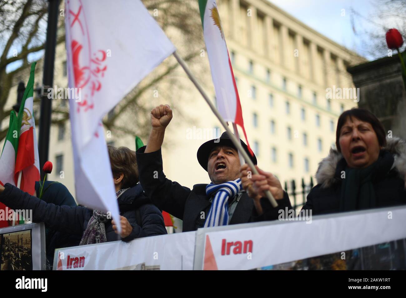 Les participants à une Veillée organisée par les communautés de l'Anglo-Iranian au Royaume-Uni et les partisans du Conseil national de la résistance iranienne (CNRI) dans la région de Whitehall, Londres, pour les passagers de l'Ukrainian International Airlines vol qui s'est écrasé à seulement quelques minutes après avoir décollé de l'aéroport international Imam Khomeini à Téhéran mercredi, tuant 176 personnes. Banque D'Images