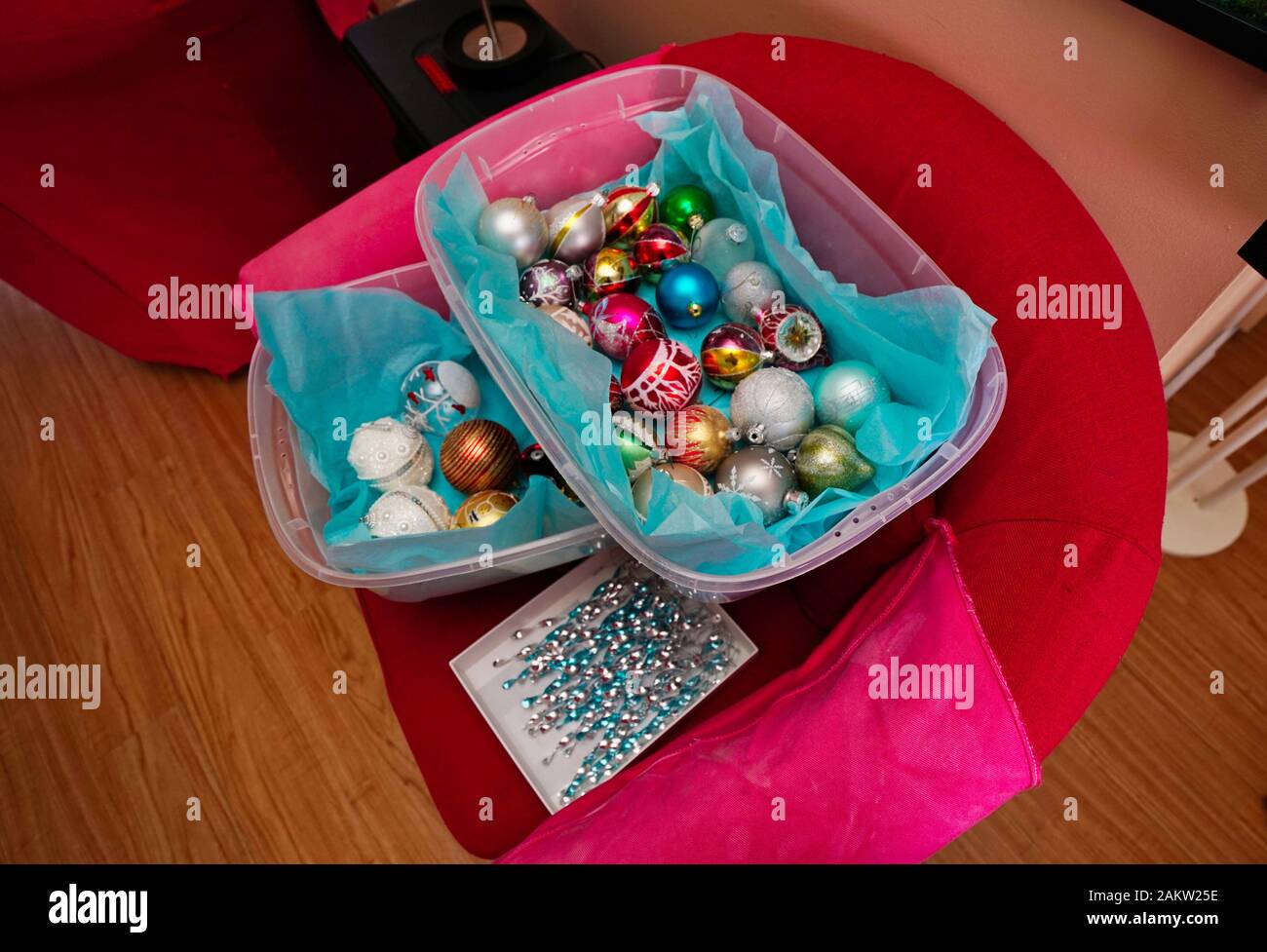 Montréal,Québec,Canada,Janvier 4,2020.Stockage des décorations de Noël dans des boîtes. Montréal,Québec,Canada.Credit:Mario Beauregard/Alamy News Banque D'Images