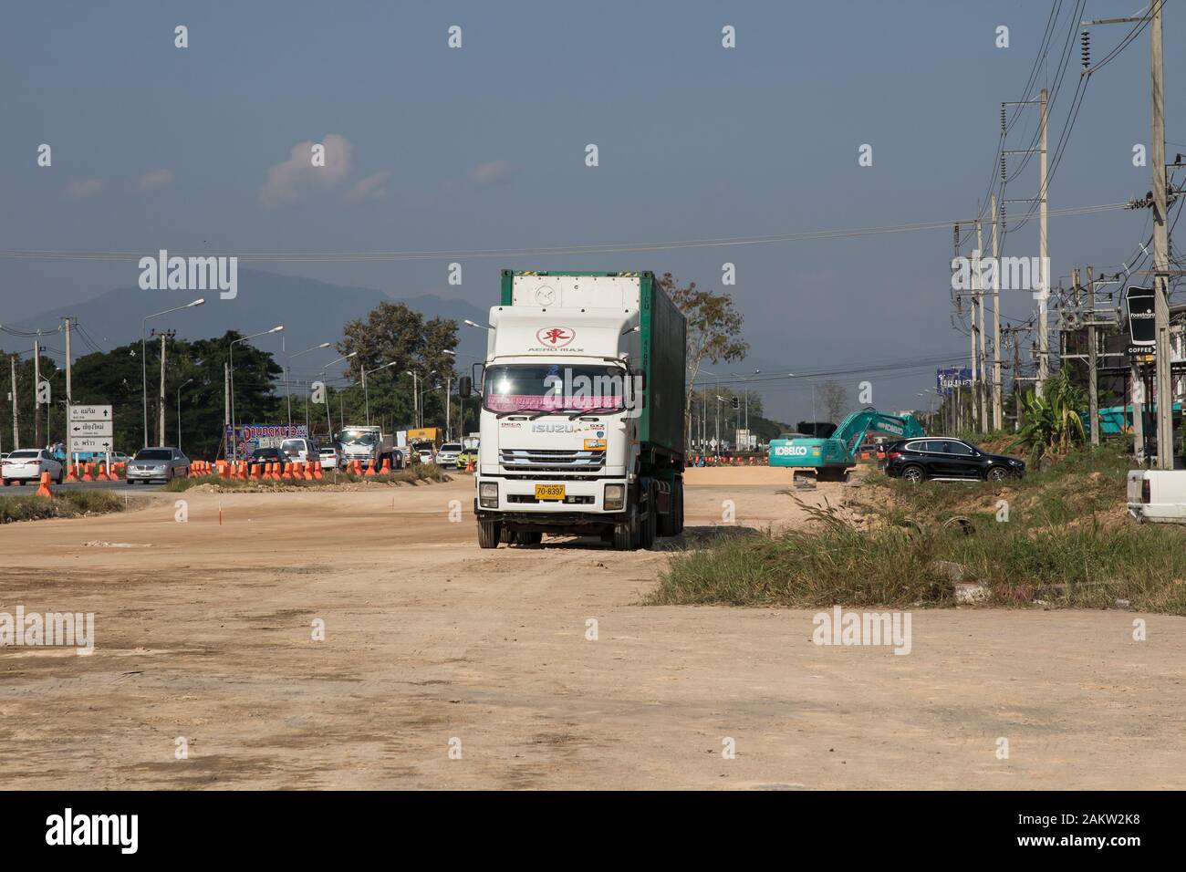 Chiang Mai, Thaïlande - 7 janvier 2020 : Conteneurs de camion remorque logistique internationale forte. Photo road no.1001 à environ 8 km du centre-ville Banque D'Images