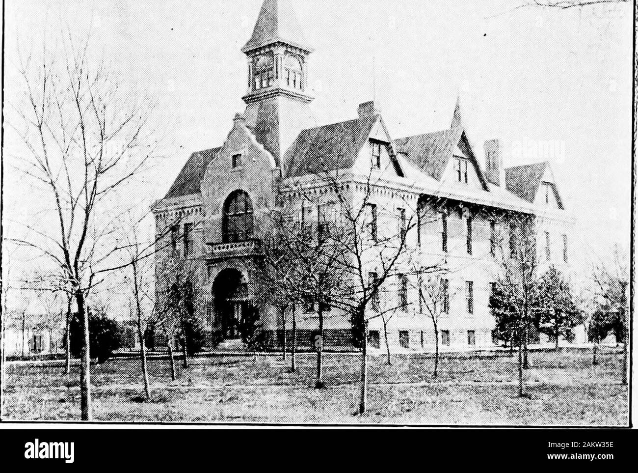 Enquête sociale Belleville . s la porte avant. Aucune ville ne peut être trop prudent dans la sauvegarde de la première impressions d'étrangers et les nouveaux venus. L'île de roche et j'ai l'Union Pacific railroads ont été négligents. Le communityshould insisit sur l'embellissement de l'entrée. C'est une roche- , la terre, il est vrai, a fait une tentative de l'embellissement au moyen d'un petit parc. L'Union Pacific a fait rien du tout. Les deux châssis sont de construction-ings, et n'ont aucune valeur esthétique du tout. Plus important que le pavage de la place de la ville est le questionof le système d'égouts. Le rapport des puits montre le moi Banque D'Images