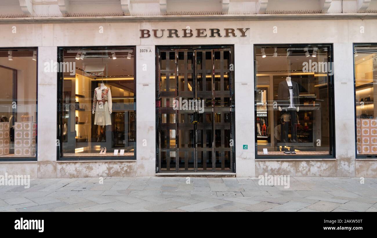 Venise Italie 08 14 2019 boutique burberry un fenêtre qui a récemment ouvert ses portes à Venise Banque D'Images