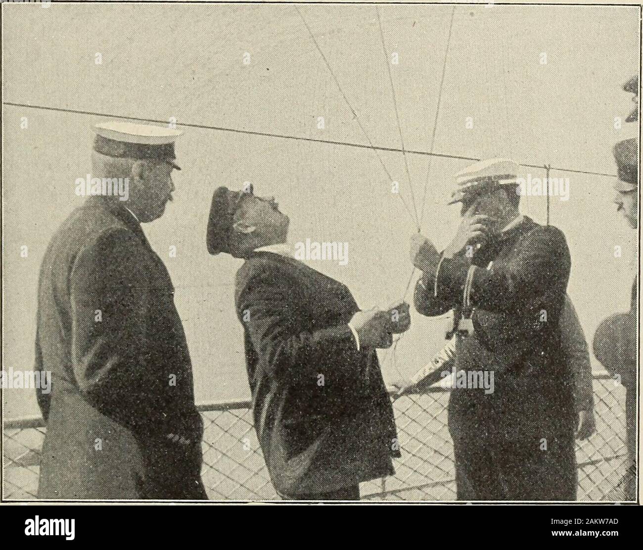 Dirigeables passés et présents, et les chapitres sur l'utilisation de ballons dans le cadre de la météorologie, la photographie et le pigeon voyageur . Fig. 165.-A. Laurence Kotch. Ballon scientifique. 265 la noyade. Plusieurs d'Zambeccaris frostbittenthat les doigts étaient tellement qu'ils ont dû être coupées. Glaisher Coxwell et fait une ascension remarquable en septembre 1862. Le ballon avait tant d'ascenseur qu'à la fin 18 minutes il wTas 10 500 m de hauteur, s'étant levés à l'rateof 10 ft. par seconde. À cette hauteur, la température a été à thefreezing point. À 16 000 ft. Coxwell a commencé à tomber dans l'acomatose état, w Banque D'Images