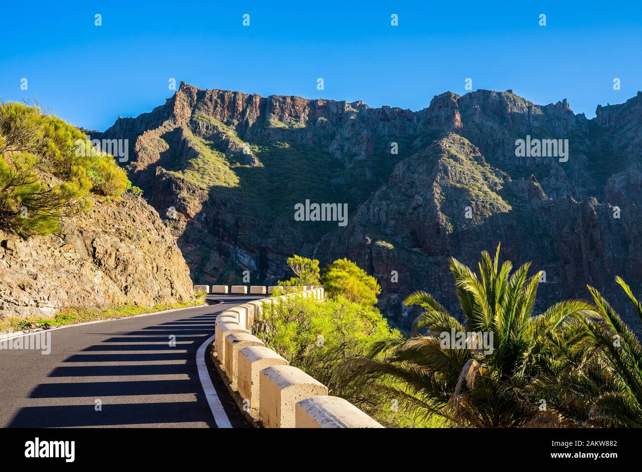 Espagne, Tenerife, route de montagne incurvée à travers le célèbre canyon de masca, aux côtés d'impressionnantes hautes montagnes en plein soleil, une belle nature lan Banque D'Images