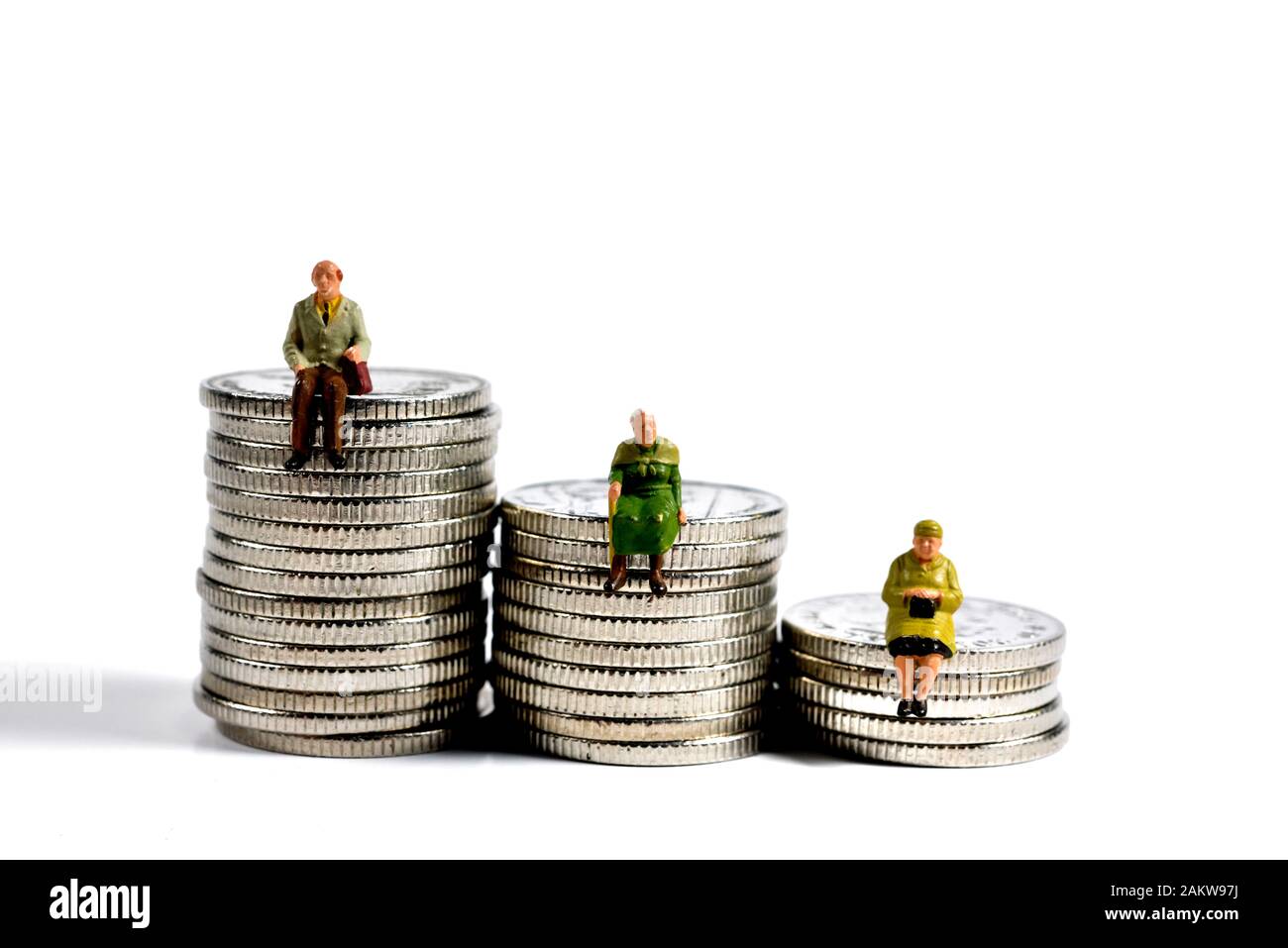 Pension miniature de figurine, assise sur 10 pièces de monnaie de penny Banque D'Images