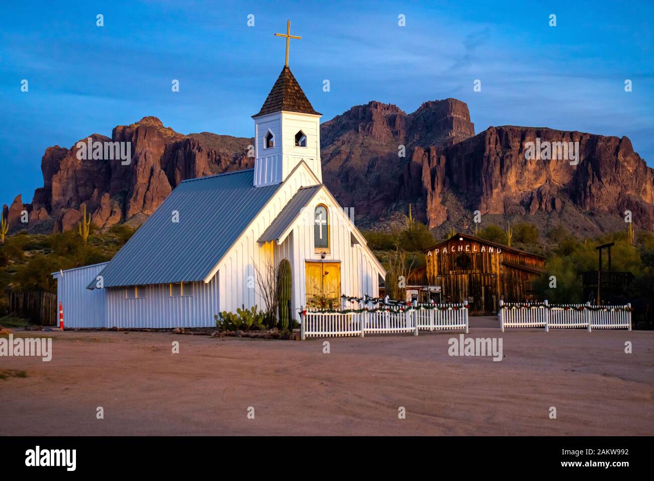 La Chapelle Commémorative Elvis À Apache Junction, Arizona. Assis majestueusement au coucher du soleil sous les montagnes Superstition. Banque D'Images