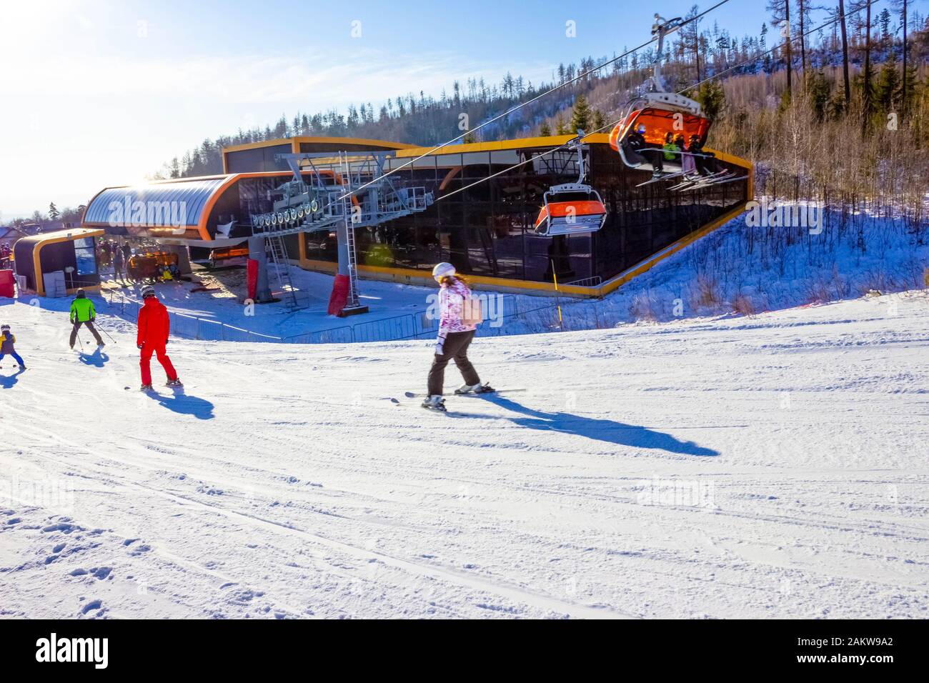 La cabine de remontée mécanique de Tatranska Lomnica, la station de ski populaire de High Tatras avec une piste de dowhnill de 6 km de long Banque D'Images