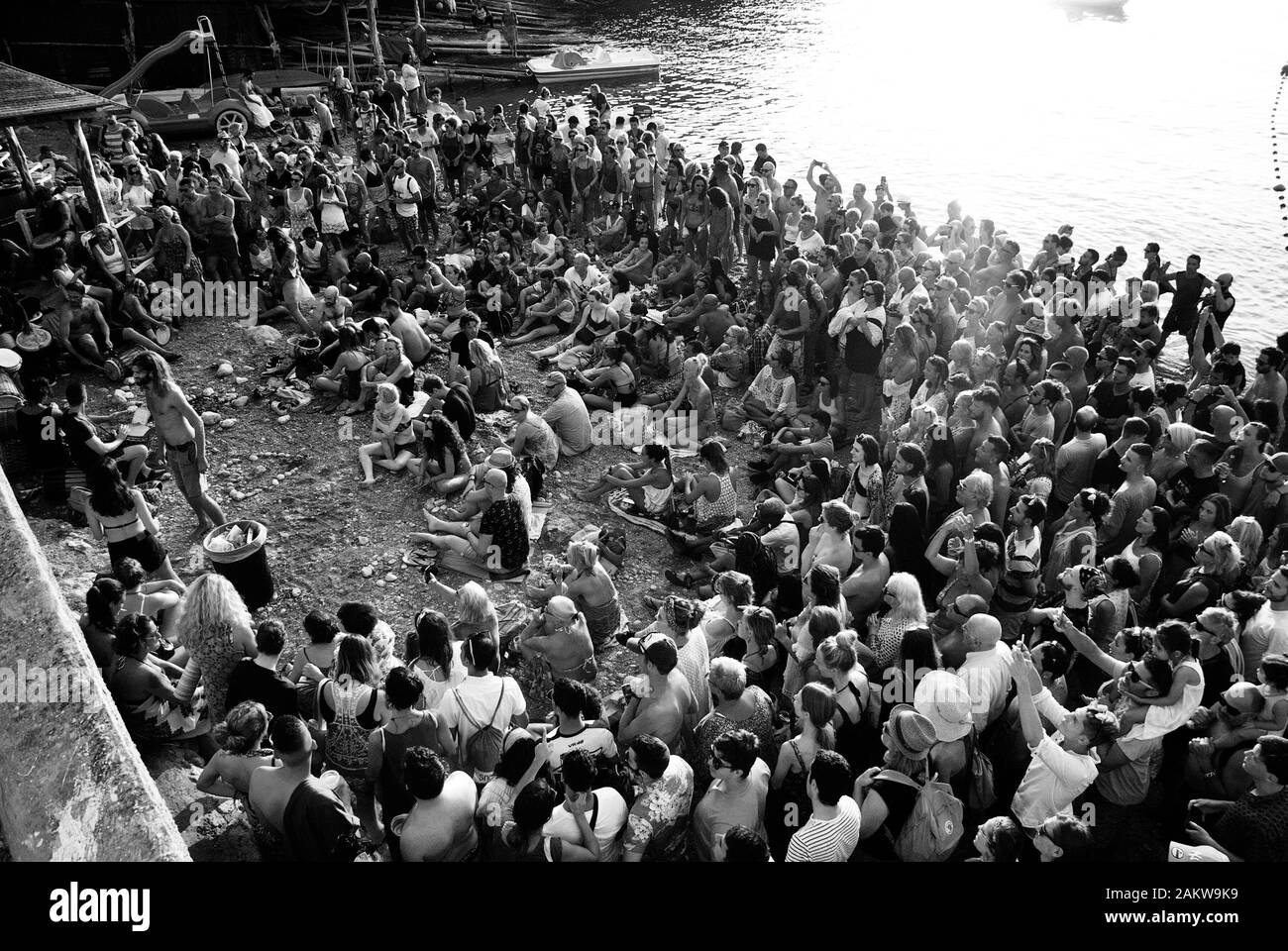 Vue d'ensemble des foules en noir et blanc à Drummers dimanche Cala Beniras Ibiza Banque D'Images