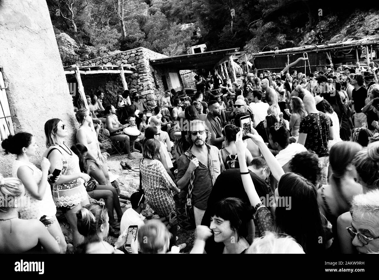 Images Noires Et Blanches Sur Hippy Drummers Beach Cala Beniras Ibiza Banque D'Images