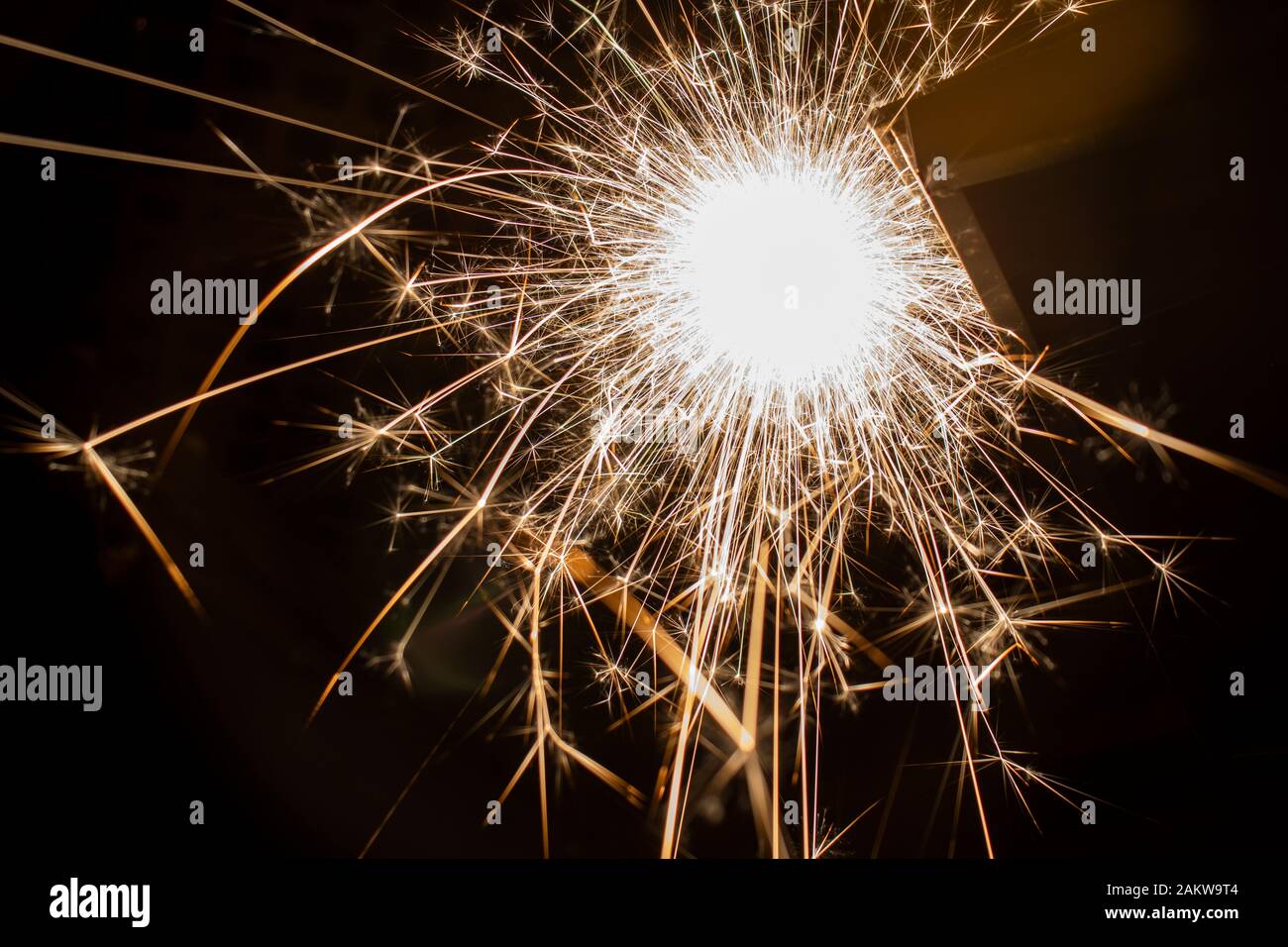 Sparkler brûlant lentement à la Saint-Sylvestre. Vitesse d'obturation plus lente pour maximiser la lumière et pour des effets spectaculaires. Banque D'Images