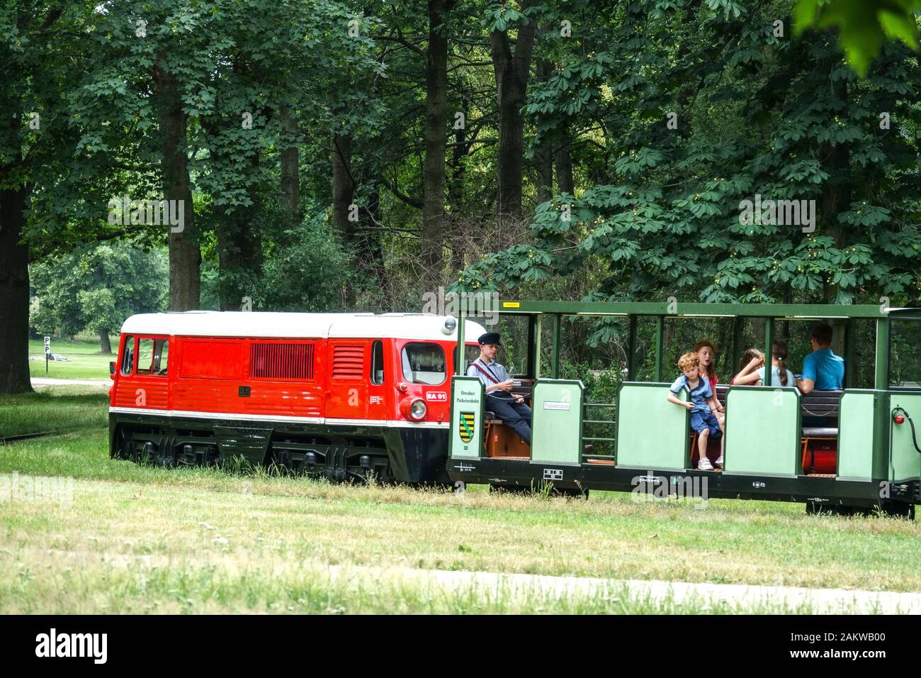 Conducteur de train, train pour enfants à Grossen Garten Dresde Saxe Allemagne voyage en famille Banque D'Images