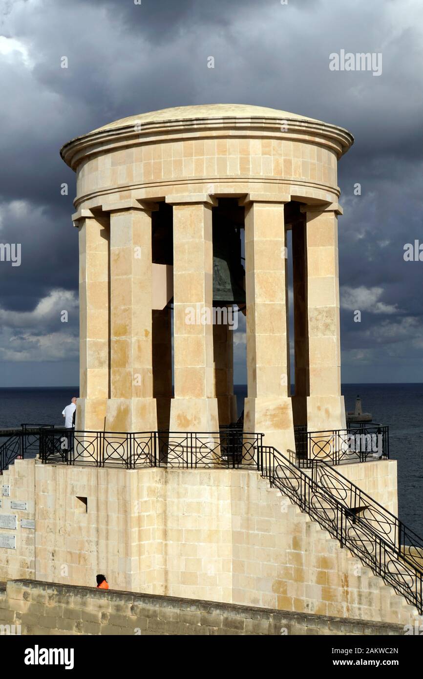 Blick Vom Lower Barrakka Garden Auf Das Siege Bell War Memorial, Valletta, Malte Banque D'Images