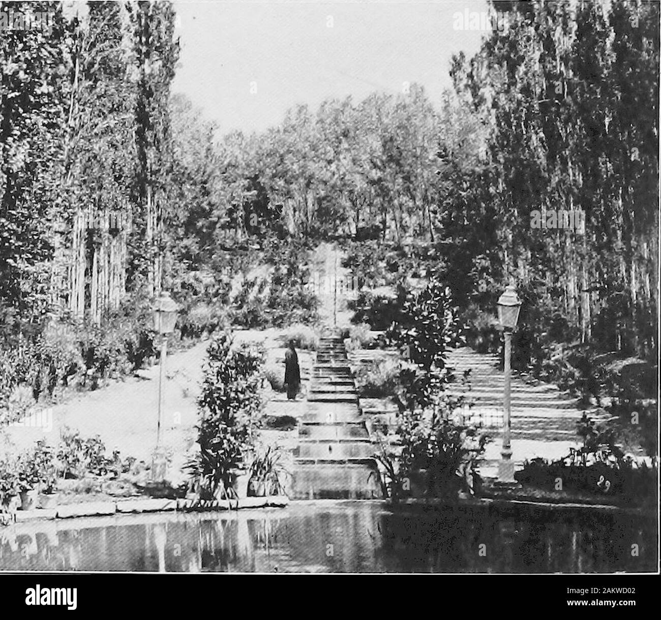 La Perse le passé et le présent ; un livre de voyage et de recherche, avec plus de 200 illustrations et une carte . .I-i %^^ititHB^^r Lj^^BB. 4 ,tf/-:p^^m i.i un Persan Gakden FXBSAEIIS 417 ITINÉRAIRE UILES 5.16 h Fasaogun 21H30 arr. Kum 12 Heure : 17 heures. (3 h. En selle, le reste en gari)Distance : 18 farsakhs, estimé à environ 70 miles Mardi, Mat 191,00 heures. iv. Kum billet dans une diligence, dormir plus de la façon r9.00. M. arr. Tehekan 2585 Heure : 20 heures. Distance : 25 farsakhs  = 85 milles à l'heure du voyage : 7 jours Coût total : 125 tomans (environ 120 $) 2e CHAPITRE XXVI TÉHÉRAN, LE MODERN C Banque D'Images