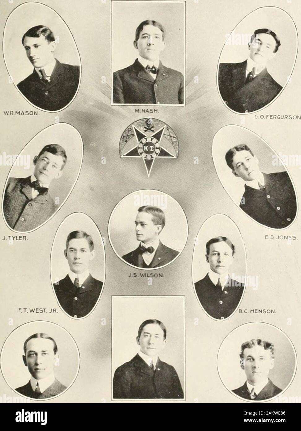 Echo coloniale, 1903 . T.P SPENCER. SIGMA KAPPA. 1fappa Sionia jFvatcinit !. IWu (Ibaptcr. Univeksity Univkksity ou Bologne, 1400 de la Virginie de 1867 couleurs. Blanc rouge et vert émeraude. jflower Le muguet dans jfacultatc Jfratrcc^. Le président Lyon G. Tyler, LL. D. Rey. C. J. King lln (lollctjio. Stand John Thomson George Oscar Ferguson Jr., Robert Edward Henley Benjamin Carrol Il.nson Edy.un.e Jones Darlington Wiley Roy Mason ^Monroe Thomas Nash Peachy Spencer John Tyler Fr.k West Thornton, Jr., James Southall Wilson ?rirbc fln. J. Blair Spencer James B. Jones Spencer John Henley A. Banque D'Images