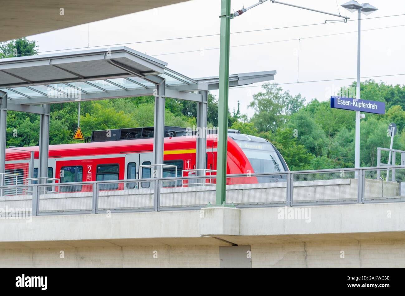 Essen Kupferdreh, Nrw, Allemagne - 27, 2014: Gare S-Bahn à Essen Kupferdreh. Après avoir retiré les dégâts causés par la tempête, nous voyons ici le train dans le Banque D'Images